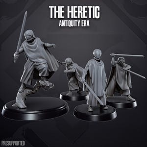 Pode incluir: Um conjunto de quatro miniaturas cinzentas intituladas THE HERETIC ANTIQUITY ERA. Cada figura usa uma capa com capuz e máscara, três seguram espadas. As figuras estão montadas em bases pretas circulares, uma posicionada sobre uma rocha.