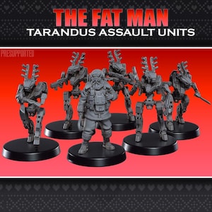 Op de afbeelding: Een set grijze miniatuurfiguurtjes met een centrale figuur in een winterjas en muts, omringd door vijf robotachtige eenheden met gewei-achtige uitsteeksels. De tekst THE FAT MAN TARANDUS ASSAULT UNITS staat boven de figuren op een rode achtergrond.