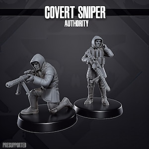 Könnte beinhalten: Zwei graue Miniaturfiguren von Soldaten, einer kniend und mit einem Maschinengewehr zielend, der andere stehend mit einem Maschinengewehr. Die Figuren stehen auf schwarzen kreisförmigen Sockeln. Der Text "COVERT SNIPER AUTHORITY" steht oben.