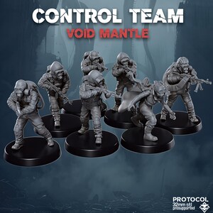 Op de afbeelding: Een verzameling grijze miniatuurfiguren van een Control Team, elk met gasmaskers en tactische uitrusting, met geweren. De figuren staan op zwarte, ronde bases. De tekst "CONTROL TEAM VOID MANTLE" staat bovenaan.