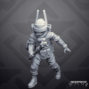 Op de afbeelding: Een grijs miniatuurfiguur van een futuristische soldaat met een helm met twee hoge verticale uitsteeksels en een gezichtsmasker. Het figuur is gekleed in tactische uitrusting met zakjes en houdt een knotsachtig wapen vast. De tekst PRESUPPORTED is zichtbaar.