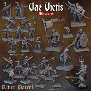Puede incluir: Una colección de miniaturas de fantasía grises titulada Vae Victis Miniatures River Patrol. El conjunto incluye varias figuras con armadura que sostienen lanzas, hachas, escudos y banderas, junto con una figura de tritón y una criatura pequeña.