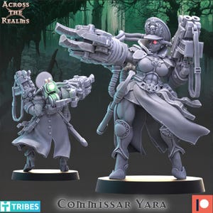 Könnte beinhalten: Eine graue Miniaturfigur mit dem Titel Commissar Yara, die eine Uniform im Militärstil mit Schirmmütze, Totenkopf-Emblem und langem Mantel trägt. Die Figur hält eine große mechanische Waffe und hat ein bionisches Auge. Eine Rückansicht zeigt ein leuchtend grünes Netzteil.