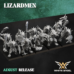 Op de afbeelding: Een set grijze onbeschilderde miniatuur hagedismensen op zwarte vierkante voetstukken. De figuren zijn uitgerust met diverse wapens zoals speren, knotsen en schilden. De tekst LIZARDMEN AUGUST RELEASE en het WHITE ANGEL logo zijn zichtbaar.