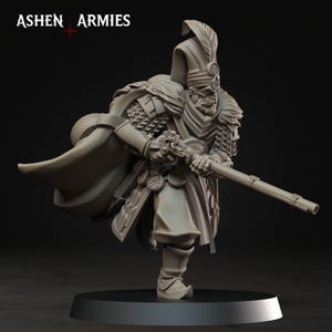 Può includere: Una miniatura grigia di un soldato che impugna un lungo moschetto, indossa un turbante alto con piuma, un'armatura a strati e un mantello fluente. Il testo ASHEN ARMIES è visibile nell'angolo in alto a sinistra su uno sfondo scuro.
