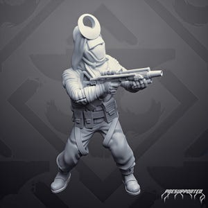 Op de afbeelding: Een grijs miniatuurfiguur van een soldaat met een helm met een opvallend halvemaanvormig embleem, die een geweer met vizier vasthoudt. Het figuur is gekleed in tactische uitrusting met geribbelde mouwen en utility-zakken in een gevechtshouding.