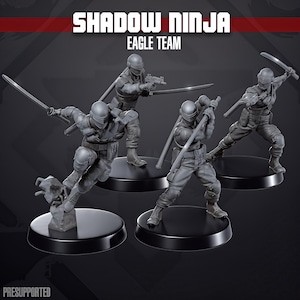 Könnte beinhalten: Eine Gruppe grauer Shadow Ninja Eagle Team Figuren in dynamischen Posen, jede mit einem Schwert oder einer Waffe. Die Figuren stehen auf schwarzen, kreisförmigen Sockeln. Der Text "SHADOW NINJA EAGLE TEAM" ist oben zu sehen.