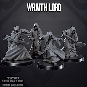 Op de afbeelding: Vier grijze miniatuurfiguren getiteld WRAITH LORD, elk gekleed in een gewaad met capuchon. De figuren staan in verschillende houdingen, twee met zwaarden, één met uitgestrekte handen en één met een ketting. Tekst bevat PRESUPPORTED, CLASSIC SCALE 3 POSES, SHATTER SCALE 1 POSE.