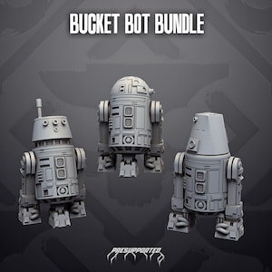 Könnte beinhalten: Ein Set aus drei grauen 3D-gedruckten Roboterfiguren mit der Aufschrift BUCKET BOT BUNDLE und PRESUPPORTED. Jeder Roboter hat einen zylindrischen Körper mit mechanischen Paneeldetails, einen gewölbten Kopf und zwei bewegliche Beine mit Füßen.