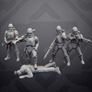 Könnte beinhalten: Ein Set aus vier grauen, unbemalten Miniatur-Soldatenfiguren in taktischer Ausrüstung mit Kopfbedeckungen. Drei Figuren stehen in verschiedenen Kampfposen mit Gewehren, während eine Figur flach auf dem Boden liegt.