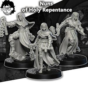 Könnte beinhalten: Drei graue Miniaturfiguren mit dem Titel Nuns of Holy Repentance. Jede Figur trägt eine Kapuzenrobe, einen Seilgürtel und Rüstungsteile und hält einen Stachelflegel sowie ein Kreuz. Sie stehen auf runden schwarzen Sockeln in Kampfposen.