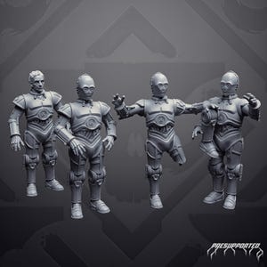 Può includere: Un set di quattro statuette in resina grigia non dipinta raffiguranti tre personaggi robotici con teste cilindriche e una figura umana in armatura. I robot mostrano varie pose, tra cui uno con una gamba mancante e uno che tiene in mano un arto.