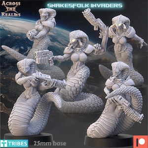 Könnte beinhalten: Ein Set aus fünf grauen Miniaturfiguren aus Kunstharz mit dem Titel Snakesfolk Invaders, die jeweils einen kobra-köpfigen Humanoiden mit Schlangenschwanz, Rüstung und futuristischen Schusswaffen auf runden 25mm-Sockeln darstellen.