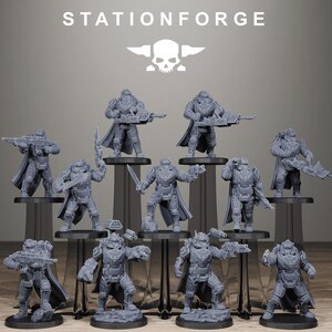 Op de afbeelding: Een verzameling grijze miniatuurfiguren van soldaten, elk geposeerd met wapens en pantser. De figuren staan op kleine zwarte standaards, met de tekst "STATIONFORGE" en een schedellogo op de achtergrond.