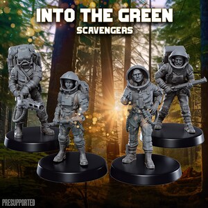 Op de afbeelding: Vier grijze miniatuurfiguren van ruimteverkenners, elk op een zwarte basis. De figuren staan in verschillende poses en houden futuristische wapens en uitrusting vast. De tekst "INTO THE GREEN SCAVENGERS" staat bovenaan de afbeelding, met "PRESUPPORTED" onderaan.