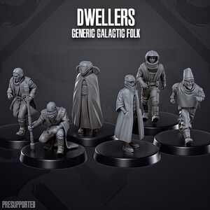 Op de afbeelding: Een set van zes grijze miniatuurfiguren met het label DWELLERS GENERIC GALACTIC FOLK. De figuren dragen diverse outfits, waaronder capes, helmen en lange jassen, elk op een ronde zwarte basis. De tekst PRESUPPORTED is zichtbaar.