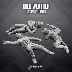 Könnte beinhalten: Drei graue Miniaturfiguren in Kaltwetterausrüstung, beschriftet mit COLD WEATHER CASUALTY TOKENS und PRESUPPORTED. Die Figuren sind in liegenden Positionen dargestellt und tragen Helme, Schutzbrillen sowie strukturierte taktische Kleidung.