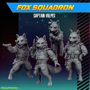 Op de afbeelding: Vier grijze miniatuur vossenfiguren met de tekst FOX SQUADRON en CAPTAIN VULPES. Elke figuur draagt tactische uitrusting, inclusief vesten en laarzen. Twee figuren houden pistolen vast, één is in een rennende houding, één staat. Tekst: PRESUPPORTED.