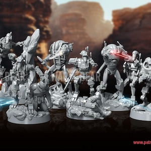Może przedstawiać: Kolekcja szarych miniaturowych figurek robotów z Assault on Clanker Mountain, przedstawiająca różne mechaniczne projekty, broń i dynamiczne pozy bojowe na okrągłych podstawkach, z widocznymi czerwonymi efektami laserowymi i niebieskimi smugami.