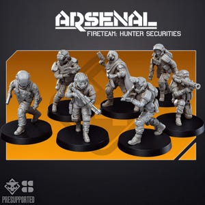 Op de afbeelding: Een set van zeven grijze miniatuur soldaatfiguurtjes op zwarte ronde voetstukken. De figuren zijn uitgerust met tactische uitrusting, helmen en diverse vuurwapens. De tekst ARSENAL FIRETEAM: HUNTER SECURITIES staat boven de figuren.