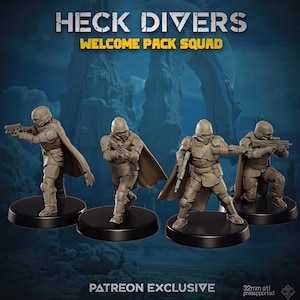 Könnte beinhalten: Vier beigefarbene Miniatur-Soldatenfiguren auf schwarzen runden Sockeln. Jede Figur trägt taktische Rüstung, einen Helm und einen Umhang und hält ein Gewehr. Der Text HECK DIVERS WELCOME PACK SQUAD steht darüber, mit PATREON EXCLUSIVE und 32mm stl presupported darunter.