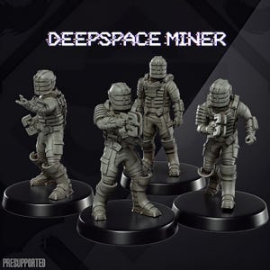 Op de afbeelding: Vier grijze miniatuurfiguren met de titel DEEPSPACE MINER, elk met een gesegmenteerde helm en tactisch pantser. De figuren staan in verschillende houdingen, sommige houden gereedschap vast, en zijn gemonteerd op zwarte ronde voetstukken. Tekst: PRESUPPORTED.
