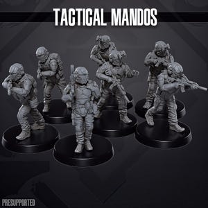 Pode incluir: Um grupo de figuras cinzentas em miniatura de soldados com equipamento tático, incluindo capacetes e armas, sobre bases circulares pretas. O texto "TACTICAL MANDOS" está no topo e "PRESUPPORTED" na parte inferior.
