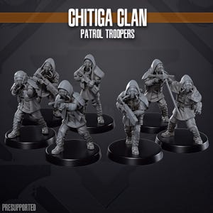 Op de afbeelding: Een groep grijze, gehulde figuren, met het label "CHITIGA CLAN PATROL TROOPERS", staan op zwarte cirkelvormige bases. Elke figuur is gewapend en draagt een masker. De figuren staan in een dynamische pose, wat actie suggereert. Het woord "PRESUPPORTED" staat onderaan.