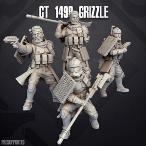 Peut inclure: Quatre figurines miniatures en résine grise non peinte étiquetées CT 1499 GRIZZLE. Les figurines représentent des soldats en équipement tactique, incluant casques, gilets de combat et pochettes. Certains portent des blasters ou des armes longues.