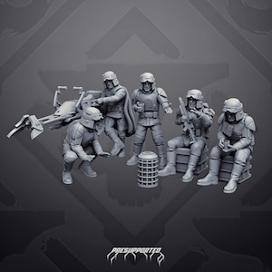 Op de afbeelding: Een set van vijf grijze hars miniatuurfiguren die soldaten in tactische uitrusting uitbeelden, waaronder één hurkende, één staande, twee zittend op kratten en één wijzend naar een speeder bike. Een cilindrische energiecel staat in het midden. Tekst: PRESUPPORTED.