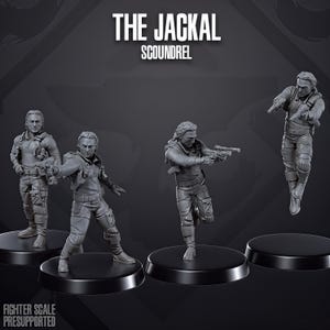 Peut inclure: Quatre figurines miniatures grises intitulées THE JACKAL SCOUNDREL. Chaque personnage porte une tenue tactique et tient un pistolet blaster dans diverses poses d'action, debout, en visée ou en saut, sur des socles circulaires noirs.