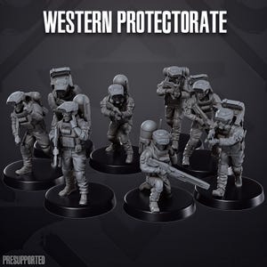Pode incluir: Um conjunto de sete miniaturas de soldados cinzentas com a etiqueta WESTERN PROTECTORATE. Cada figura usa um capacete tático, uma máscara de gás, uma mochila e um rifle. As figuras estão em várias posições de pé e de joelhos sobre bases circulares pretas.