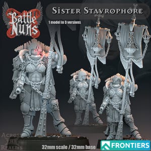 Könnte beinhalten: Graue Miniaturfigur einer Schwester Stavrophore aus der Battle Nuns-Serie. Die Figur befindet sich in einer Kampfpose, trägt eine Rüstung und hält eine Waffe. Der Text "Battle Nuns" und "Sister Stavrophore" ist enthalten. Die Basis ist 32 mm.