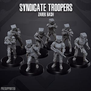 Può includere: Un set di otto miniature grigie intitolate Syndicate Troopers Zarek Bash. Ogni figura indossa un'armatura tattica, un casco squadrato e un fucile. Sono posizionate su basi circolari nere. Il testo recita Syndicate Troopers Zarek Bash.