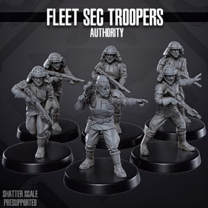 Peut inclure: Six figurines grises de Fleet Sec Troopers, chacune sur une base circulaire noire. Les figurines portent des uniformes et des casques militaires, tenant des fusils. Le texte "FLEET SEC TROOPERS AUTHORITY" est en haut.