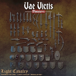 Puede incluir: Una colección de componentes de plástico gris en miniatura que incluye varias espadas, hachas, arcos, ballestas, armas de fuego y escudos. El set presenta armas detalladas y escudos heráldicos con motivos de calaveras y flor de lis, etiquetados Vae Victis Miniatures.