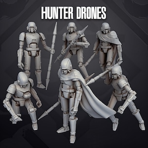 Op de afbeelding: Een set van zes grijze onbeschilderde miniatuurfiguren met het label HUNTER DRONES. Elke figuur draagt een helm en harnas, waarbij sommigen lange puntige speren vasthouden en anderen capes dragen. De figuren staan in diverse staande en hurkende houdingen.