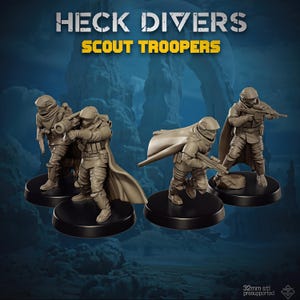 Könnte beinhalten: Vier beigefarbene Miniatur-Soldatenfiguren mit der Aufschrift HECK DIVERS SCOUT TROOPERS. Jede Figur trägt taktische Ausrüstung, Helme und Umhänge auf runden schwarzen Sockeln. Eine Figur hält einen Raketenwerfer, die anderen tragen Gewehre. 32mm Maßstab.