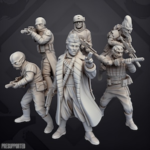 Op de afbeelding: Een set van vijf onbeschilderde grijze hars miniatuurfiguren die sci-fi soldaten in tactische uitrusting voorstellen. De groep bevat een centrale leiderfiguur die naar voren wijst, omringd door vier gewapende strijders met helmen.