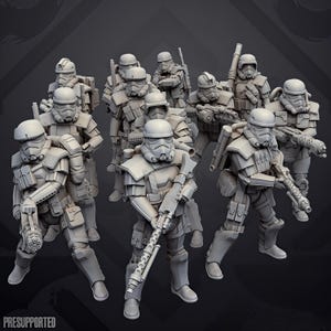 Könnte beinhalten: Eine Gruppe von zehn unbemalten grauen Miniatur-Soldatenfiguren in taktischer Rüstung und Helmen, die jeweils verschiedene futuristische Gewehre und schwere Waffen halten. Die Figuren sind in Formation aufgestellt und der Text "PRESUPPORTED" ist unten sichtbar.