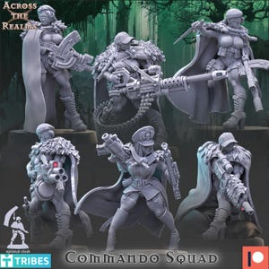 Op de afbeelding: Een set van zes grijze miniatuurfiguurtjes getiteld Across the Realms Commando Squad. Elk figuur toont een soldaat in tactische uitrusting, met capes, baretten of petten, en gewapend met diverse futuristische vuurwapens, waaronder geweren.