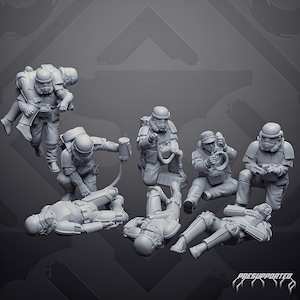 Könnte beinhalten: Ein Set aus grauen Miniaturfiguren aus Harz, die eine Truppe von Soldaten in taktischer Ausrüstung darstellen. Die Szene zeigt Figuren, die einen verletzten Kameraden tragen, medizinische Hilfe leisten und Reparaturen durchführen, mit dem Text PRESUPPORTED.