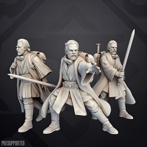 Op de afbeelding: Drie ongeverfde beige hars miniatuurfiguurtjes van een bebaarde krijger in gewaden, met een bril en een rugzak. Eén figuur staat met een uitgestoken hand, terwijl de andere twee lange, slanke zwaarden vasthouden. De tekst "PRESUPPORTED" staat onderaan.