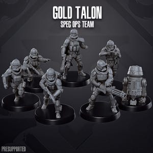 Può includere: Un set di sei miniature grigie etichettate GOLD TALON SPEC OPS TEAM. Cinque figure sono soldati umanoidi in armatura tattica con varie armi, e una è un piccolo droide cilindrico. Ogni figura poggia su una base circolare nera.
