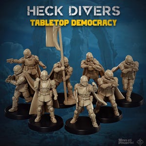 Op de afbeelding: Een set van acht beige miniatuursoldaatjes op zwarte ronde voetjes. De figuren dragen helmen, harnassen en capes en houden verschillende wapens of een vlag vast. De tekst HECK DIVERS TABLETOP DEMOCRACY en 32mm stl presupported is zichtbaar in de afbeelding.