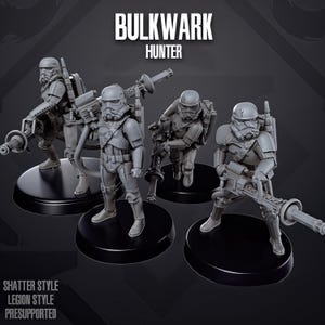 Peut inclure: Quatre figurines de soldats miniatures grises debout sur des socles noirs circulaires. Chaque personnage porte un casque et une armure, transportant des armes lourdes dont des blasters à long canon. Le texte en haut indique BULKWARK HUNTER, et en bas SHATTER STYLE LEGION STYLE PRESUPPORTED.
