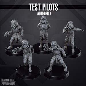 Op de afbeelding: Vijf grijze miniatuurfiguren van ruimtepiloten in helmen en uniformen, elk verschillend geposeerd op zwarte cirkelvormige bases. De figuren houden blasters vast. De tekst "TEST PILOTS AUTHORITY" staat bovenaan en "SHATTER SCALE PRESUPPORTED" onderaan.