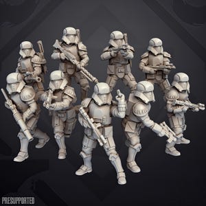 Op de afbeelding: Een set van acht onbeschilderde lichtbeige miniatuursoldaatjes in tactisch pantser en helmen, elk met een ander blastergeweer. De figuren zijn opgesteld in een gevechtsformatie en de tekst "PRESUPPORTED" is onderaan in de afbeelding zichtbaar.