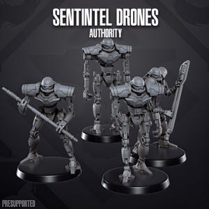 Può includere: Quattro miniature di robot grigie etichettate SENTINTEL DRONES AUTHORITY. Ogni figura poggia su una base circolare nera. I robot presentano un'armatura umanoide, caschi arrotondati e arti articolati. Uno impugna un bastone.