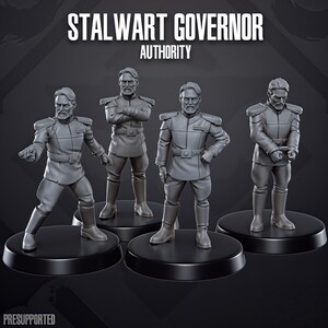 Könnte beinhalten: Vier graue Miniaturfiguren eines Stalwart Governor Authority, die jeweils eine Uniform im Militärstil mit Schulterklappen, Gürtel und hohen Stiefeln tragen. Die Figuren haben unterschiedliche Posen und stehen auf schwarzen runden Sockeln.